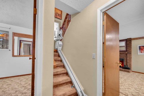 11 Berwick Close Nw, Calgary, AB - Indoor Photo Showing Other Room