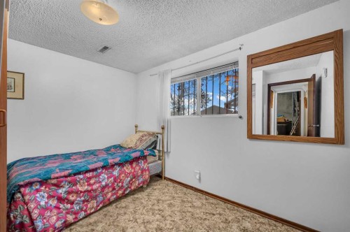 11 Berwick Close Nw, Calgary, AB - Indoor Photo Showing Bedroom
