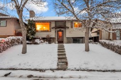 11 Berwick Close NW Calgary, AB T3K 1C3