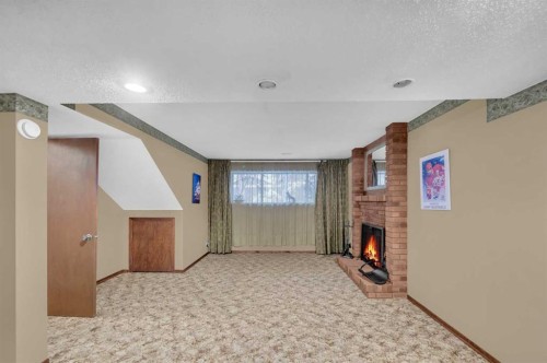 11 Berwick Close Nw, Calgary, AB - Indoor Photo Showing Other Room