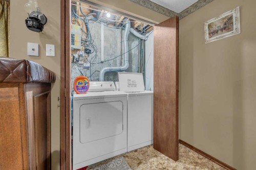 11 Berwick Close Nw, Calgary, AB - Indoor Photo Showing Laundry Room