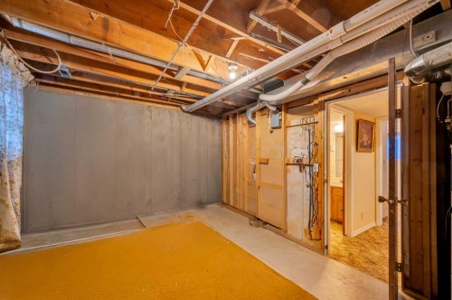 11 Berwick Close Nw, Calgary, AB - Indoor Photo Showing Basement