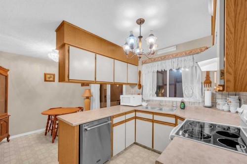 11 Berwick Close Nw, Calgary, AB - Indoor Photo Showing Kitchen