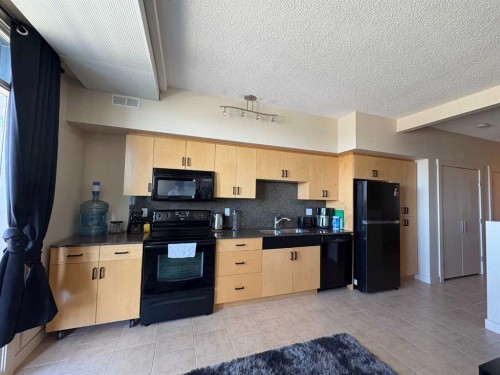1315-8880 Horton Road Sw, Calgary, AB - Indoor Photo Showing Kitchen