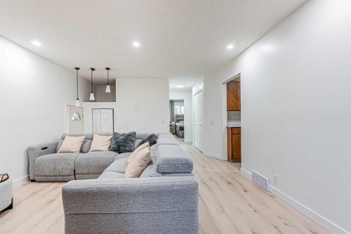 147 Dovercliffe Way Se, Calgary, AB - Indoor Photo Showing Other Room