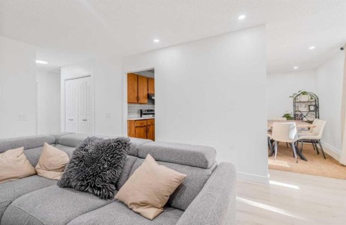 147 Dovercliffe Way Se, Calgary, AB - Indoor Photo Showing Living Room