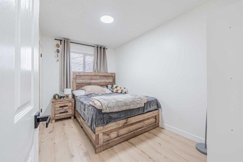 147 Dovercliffe Way Se, Calgary, AB - Indoor Photo Showing Bedroom