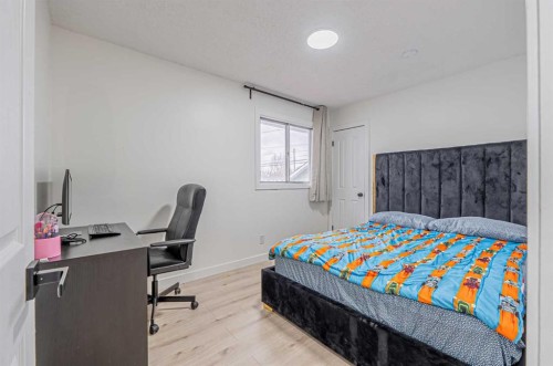 147 Dovercliffe Way Se, Calgary, AB - Indoor Photo Showing Bedroom