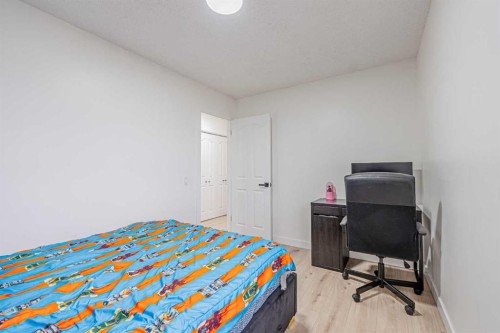 147 Dovercliffe Way Se, Calgary, AB - Indoor Photo Showing Bedroom
