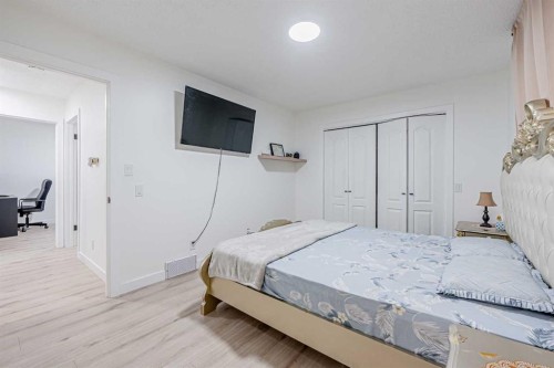 147 Dovercliffe Way Se, Calgary, AB - Indoor Photo Showing Bedroom