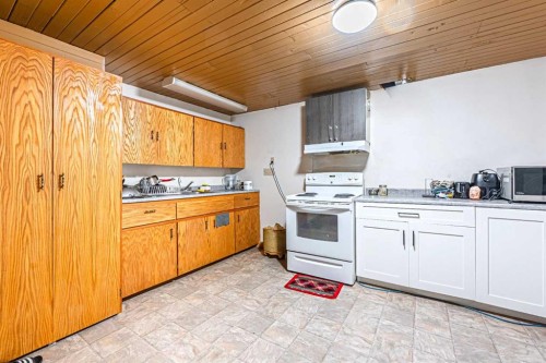 147 Dovercliffe Way Se, Calgary, AB - Indoor Photo Showing Kitchen
