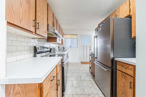 147 Dovercliffe Way Se, Calgary, AB - Indoor Photo Showing Kitchen