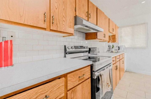 147 Dovercliffe Way Se, Calgary, AB - Indoor Photo Showing Kitchen