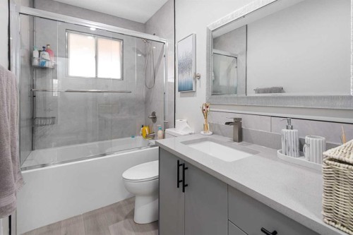 255 Rundleridge Drive Ne, Calgary, AB - Indoor Photo Showing Bathroom