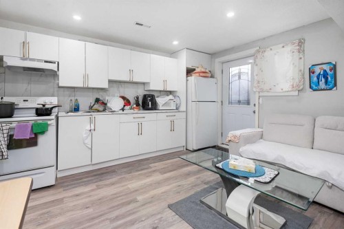 255 Rundleridge Drive Ne, Calgary, AB - Indoor Photo Showing Kitchen