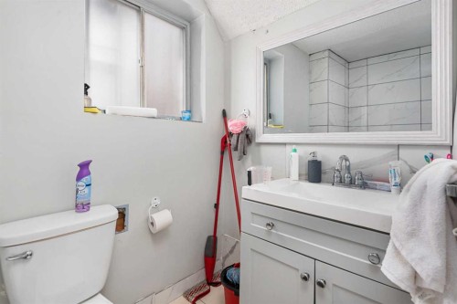 255 Rundleridge Drive Ne, Calgary, AB - Indoor Photo Showing Bathroom