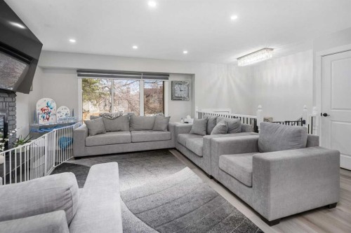 255 Rundleridge Drive Ne, Calgary, AB - Indoor Photo Showing Living Room