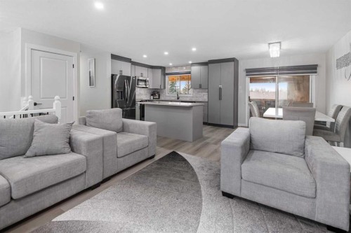 255 Rundleridge Drive Ne, Calgary, AB - Indoor Photo Showing Living Room