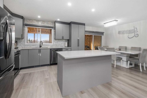 255 Rundleridge Drive Ne, Calgary, AB - Indoor Photo Showing Kitchen With Upgraded Kitchen
