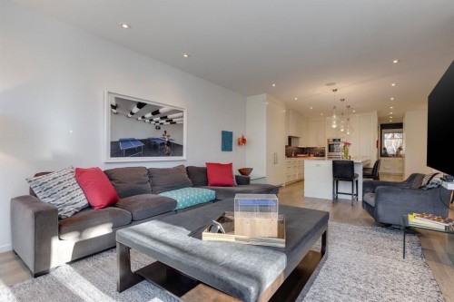 329 11 Street Nw, Calgary, AB - Indoor Photo Showing Living Room