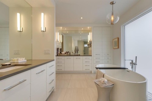 329 11 Street Nw, Calgary, AB - Indoor Photo Showing Bathroom