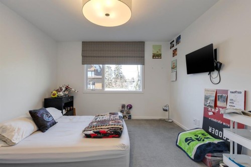 329 11 Street Nw, Calgary, AB - Indoor Photo Showing Bedroom