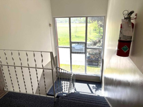 2208 20 Avenue Nw, Calgary, AB - Indoor Photo Showing Other Room