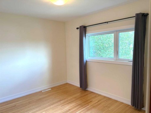 2208 20 Avenue Nw, Calgary, AB - Indoor Photo Showing Other Room