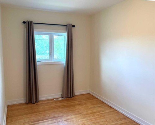 2208 20 Avenue Nw, Calgary, AB - Indoor Photo Showing Other Room