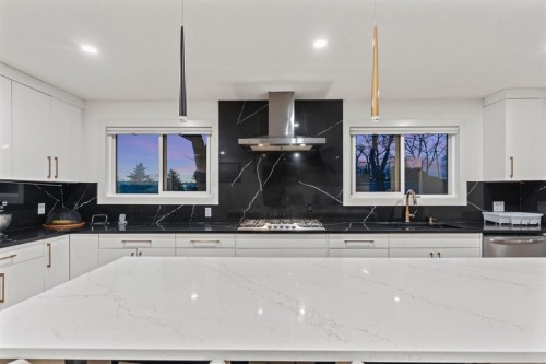 11330 86 Street Se, Calgary, AB - Indoor Photo Showing Kitchen