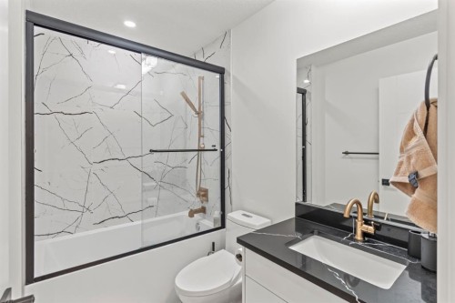 11330 86 Street Se, Calgary, AB - Indoor Photo Showing Bathroom