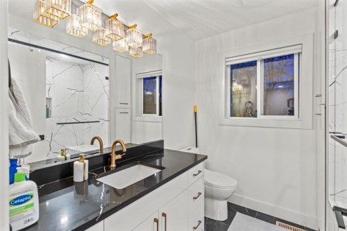 11330 86 Street Se, Calgary, AB - Indoor Photo Showing Bathroom