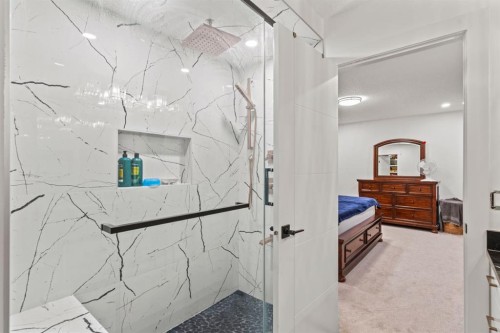 11330 86 Street Se, Calgary, AB - Indoor Photo Showing Bathroom