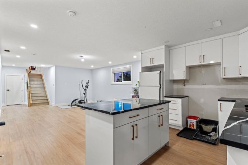11330 86 Street Se, Calgary, AB - Indoor Photo Showing Kitchen