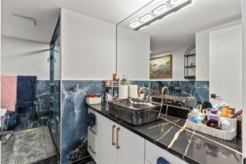 11330 86 Street Se, Calgary, AB - Indoor Photo Showing Bathroom