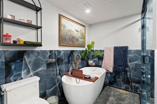 11330 86 Street Se, Calgary, AB - Indoor Photo Showing Bathroom