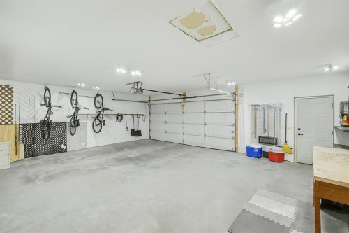 46 Benchlands Drive, Cochrane, AB - Indoor Photo Showing Garage