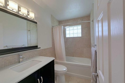 51 Hollyburn Road Sw, Calgary, AB - Indoor Photo Showing Bathroom