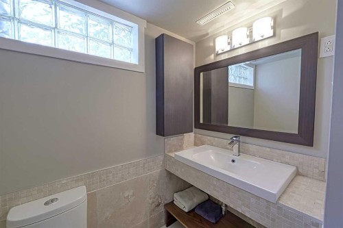 51 Hollyburn Road Sw, Calgary, AB - Indoor Photo Showing Bathroom