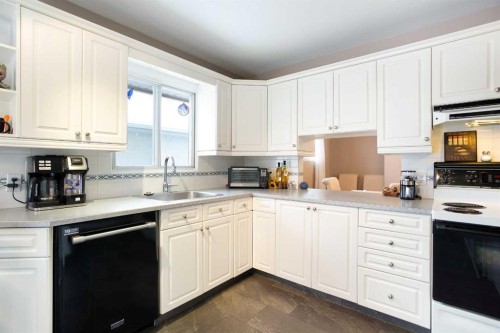 2607 Kelwood Drive Sw, Calgary, AB - Indoor Photo Showing Kitchen