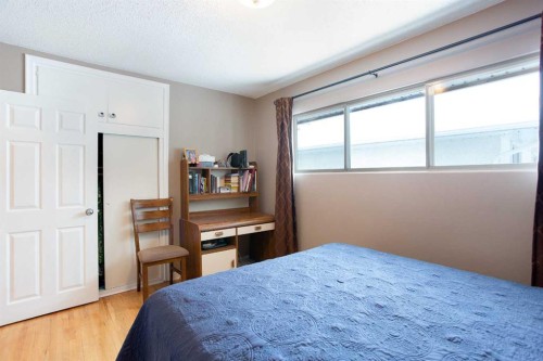 2607 Kelwood Drive Sw, Calgary, AB - Indoor Photo Showing Bedroom