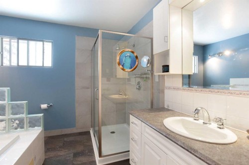 2607 Kelwood Drive Sw, Calgary, AB - Indoor Photo Showing Bathroom
