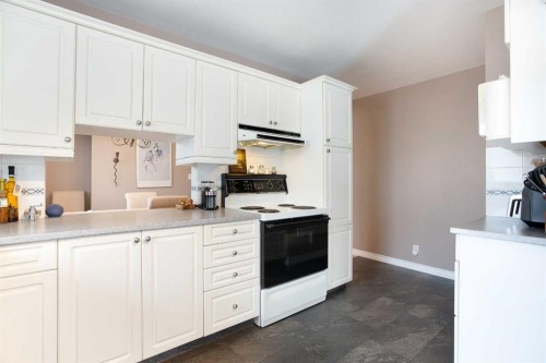 2607 Kelwood Drive Sw, Calgary, AB - Indoor Photo Showing Kitchen