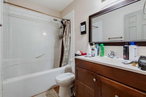 525 1 Street Se, Diamond Valley, AB - Indoor Photo Showing Bathroom
