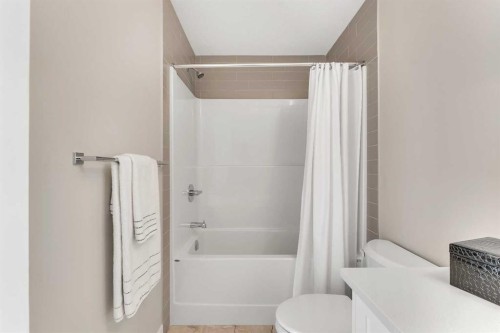 430 South Shore Drive, Chestermere, AB - Indoor Photo Showing Bathroom