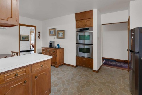 1801 Cayuga Drive Nw, Calgary, AB - Indoor Photo Showing Kitchen