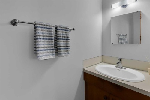 1801 Cayuga Drive Nw, Calgary, AB - Indoor Photo Showing Bathroom
