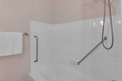 1801 Cayuga Drive Nw, Calgary, AB - Indoor Photo Showing Bathroom