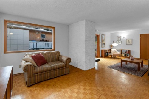 1801 Cayuga Drive Nw, Calgary, AB - Indoor Photo Showing Living Room
