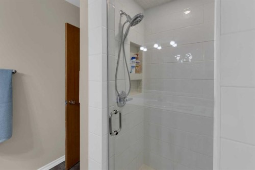 1801 Cayuga Drive Nw, Calgary, AB - Indoor Photo Showing Bathroom